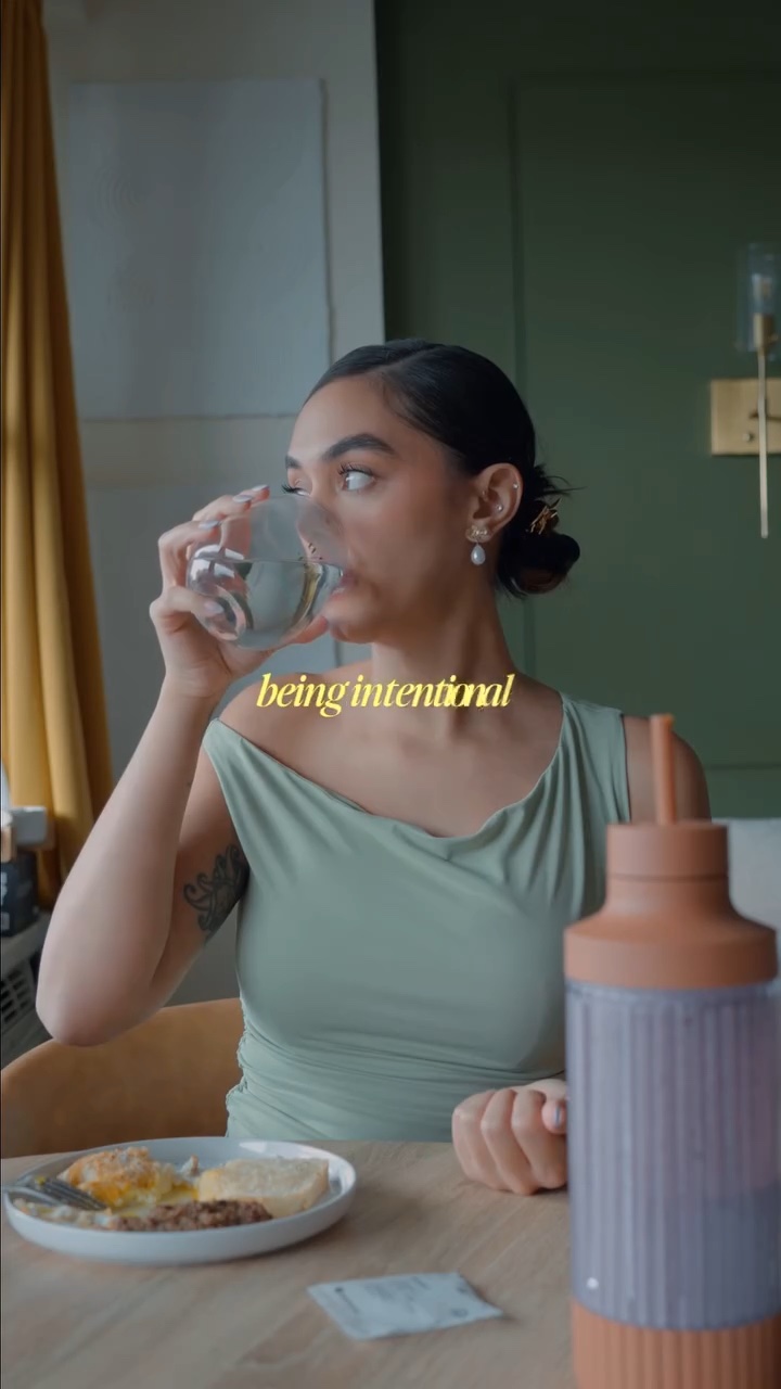Veronica taking Persona Nutrition personalized vitamins in a wellness UGC review